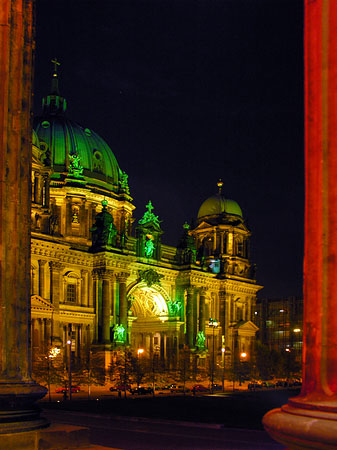 Berliner Dom bei Nacht Foto 