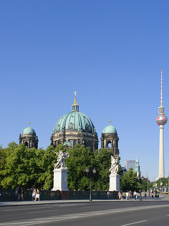 Berliner Dom mit Fernsehturm Foto 