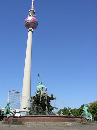 Foto Fernsehturm mit Neptunbrunnen