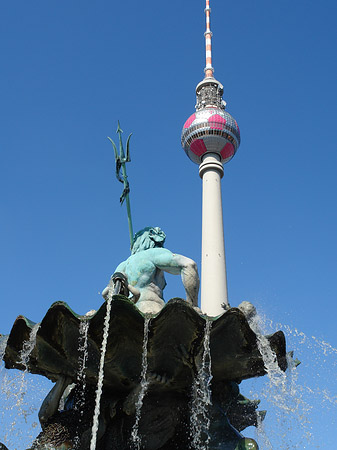 Fernsehturm mit Neptunbrunnen Fotos