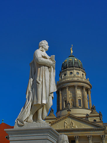 Schillerdenkmal mit dem Französischen Dom