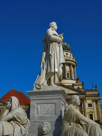 Schillerdenkmal mit dem Französischen Dom