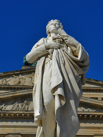 Foto Schillerdenkmal mit Konzerthaus