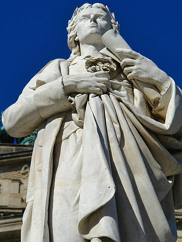 Schillerdenkmal mit Konzerthaus Fotos