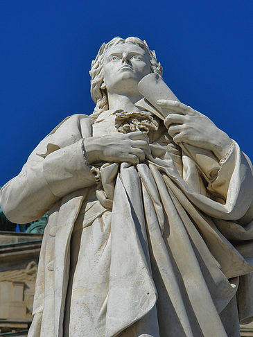 Schillerdenkmal mit Konzerthaus Fotos