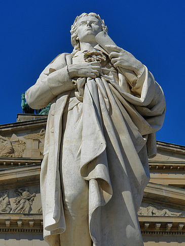 Schillerdenkmal mit Konzerthaus