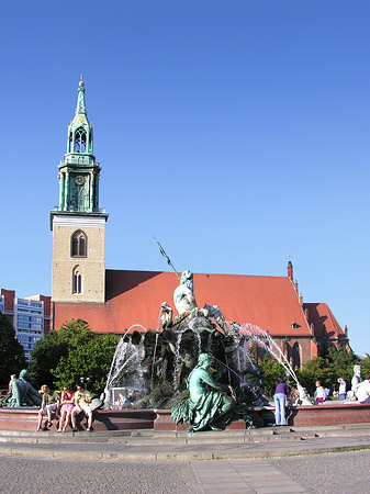 Neptunbrunnen vor Marienkirche