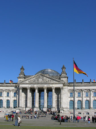 Foto Touristen am Reichstag - Berlin