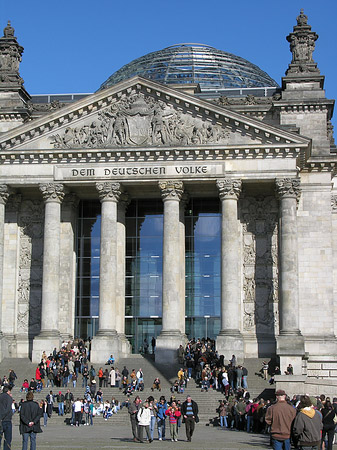 Touristen am Reichstag Fotos