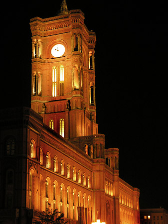 Rotes Rathaus bei Nacht Fotos