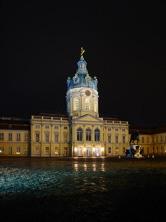 Foto Platz vor dem Schloss Charlottenburg