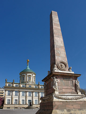 Rathaus und Obelisk