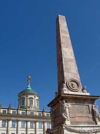 Foto Rathaus und Obelisk