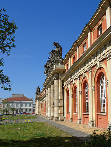 Filmmuseum mit Wiese Fotos