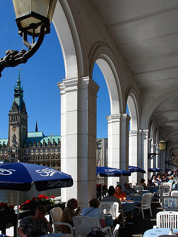 Blick durch die Bögen der Alster Arkaden auf das Rathaus