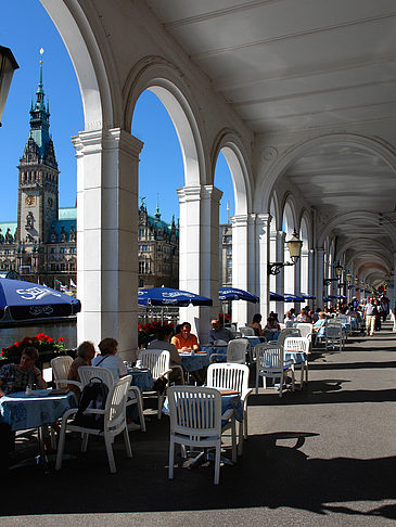 Blick durch die Bögen der Alster Arkaden auf das Rathaus