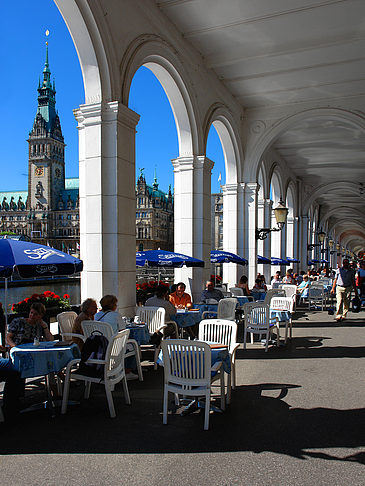 Blick durch die Bögen der Alster Arkaden auf das Rathaus