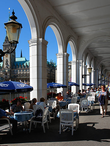 Fotos Blick durch die Bögen der Alster Arkaden auf das Rathaus | Hamburg