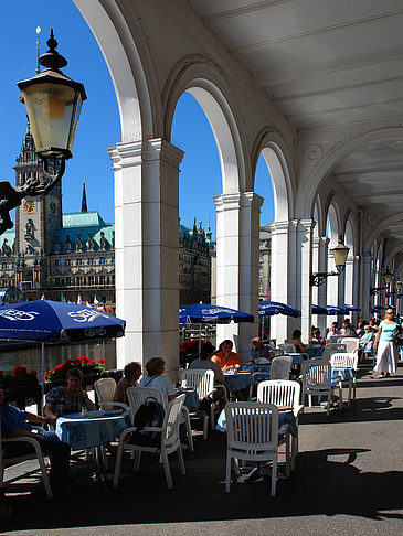 Blick durch die Bögen der Alster Arkaden auf das Rathaus Foto 