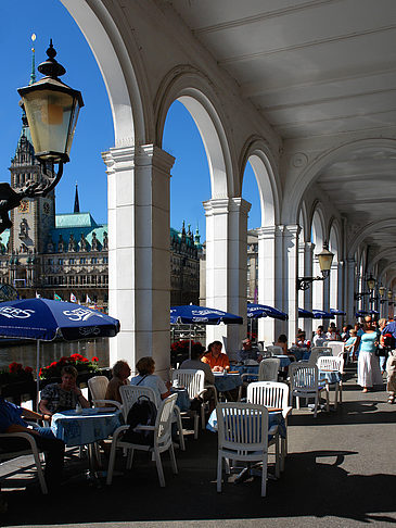 Blick durch die Bögen der Alster Arkaden auf das Rathaus Fotos