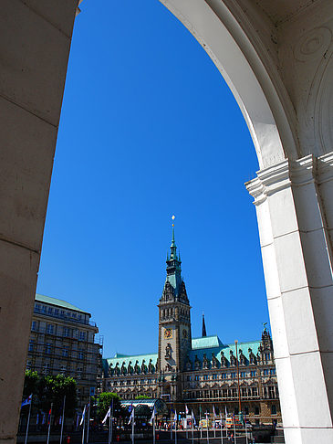 Blick durch die Bögen der Alster Arkaden auf das Rathaus Foto 