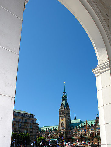 Blick durch die Bögen der Alster Arkaden auf das Rathaus Foto 