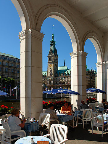 Blick durch die Bögen der Alster Arkaden auf das Rathaus Foto 