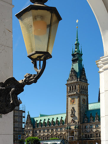 Foto Blick durch die Bögen der Alster Arkaden auf das Rathaus - Hamburg