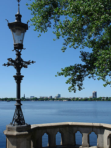 Bäume und Laterne an der Binnenalster Foto 