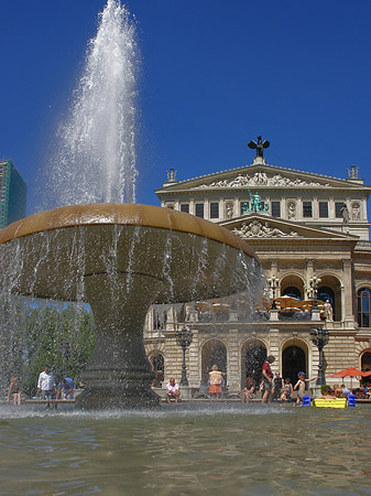 Alte Oper mit Brunnen Foto 