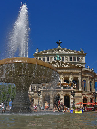 Foto Alte Oper mit Brunnen