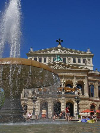 Fotos Alte Oper mit Brunnen