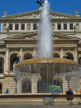 Alte Oper mit Brunnen Fotos