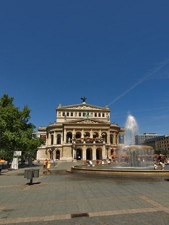 Foto Alte Oper mit Brunnen