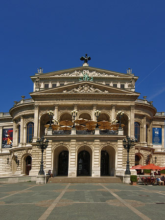 Alte Oper mit Häusern Foto 