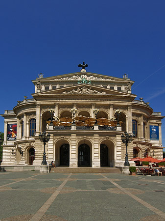 Alte Oper mit Häusern Fotos