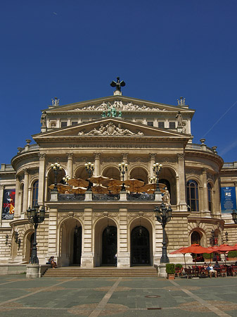 Alte Oper mit Schirmen