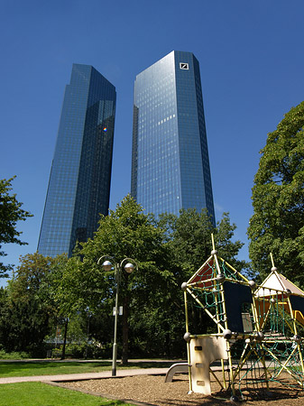 Deutsche Bank mit Spielplatz Fotos