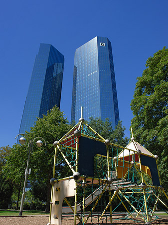 Deutsche Bank mit Spielplatz Fotos