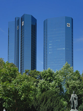 Deutsche Bank mit Statue