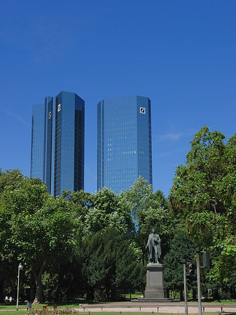 Fotos Deutsche Bank mit Statue