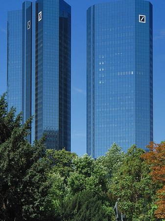 Foto Deutsche Bank mit Statue