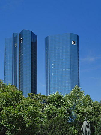 Deutsche Bank mit Statue