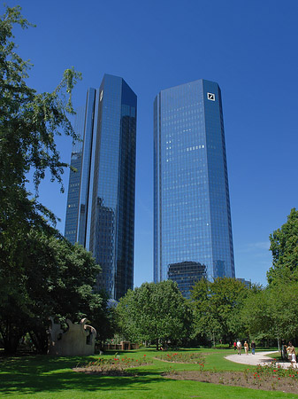 Foto Deutsche Bank mit Weg