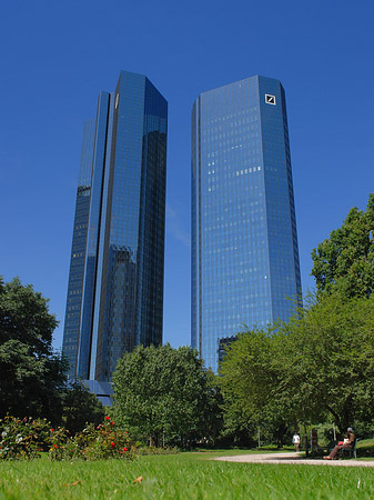 Foto Deutsche Bank mit Weg