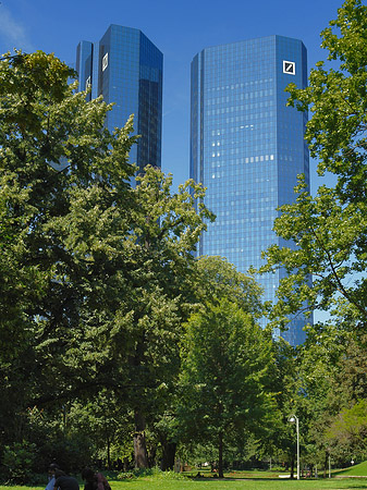 Deutsche Bank mit Wiese Foto 