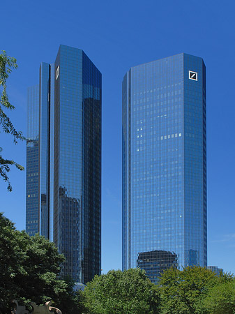 Deutsche Bank mit Wiese Fotos