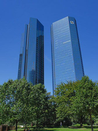 Deutsche Bank mit Wiese Fotos