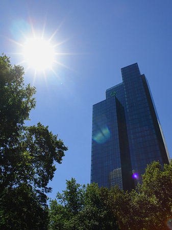 Foto Sonne strahlt die Dresdner Bank an