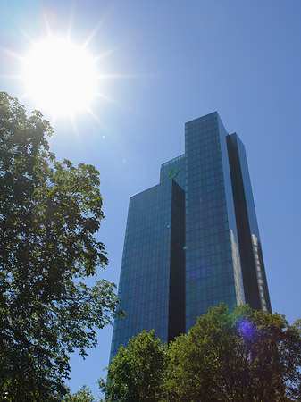 Sonne strahlt die Dresdner Bank an Fotos